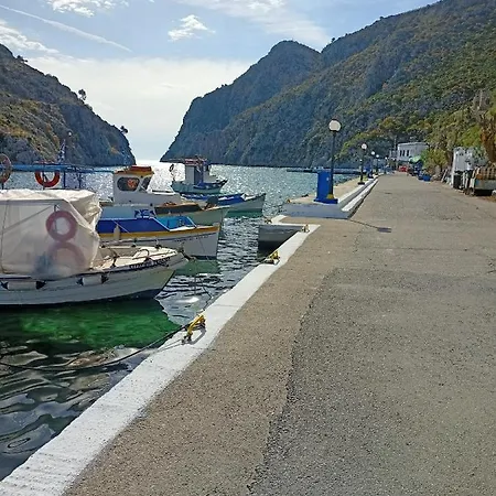 In Vathys Limanaki Vathis